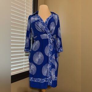 Sandra Darren Blue and White Patterned Spiral Stripe Dress